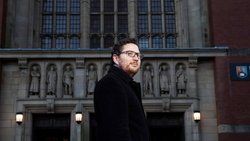 Nic Cheesman vor der Universität Birmingham: «Die Idee, dass die Demokratie nicht mehr überlegen ist, gewinnt an Bedeutung.»
