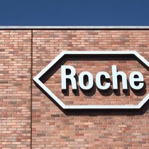 Das Roche-Logo an einem Gebäude beim Bahnhof Basel.