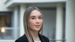 Blerta Cerkezi, Gründerin von Finanzduett.
