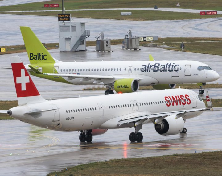 Foto: Sven Thomann, 8.10.2026, Kloten (ZH): Ein Airbus A321neo der Swiss International Airlines und eine Airbus A220-300 der Air Baltic rollen auf dem Flughafen Zuerich zur Startbahn. SymbolbildRMS