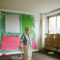 Leuchtende Farben und raumgreifende Interventionen: Renée Levi, Schweizer Künstlerin mit türkischen Wurzeln, verbindet Architektur, körperliche Geste und Malerei.