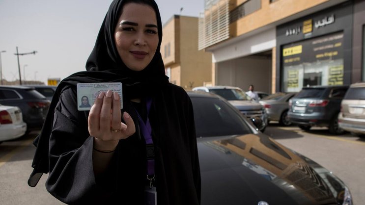 Durchbruch: Gamela Aldakhel posiert in Saudi-Arabien mit ihrer nagelneuen Fahrerlaubnis.