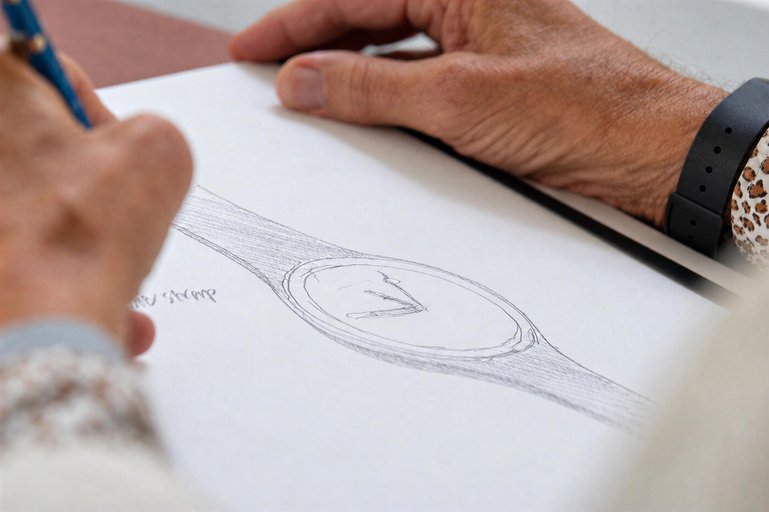 Norman Foster skizziert sein Werk.