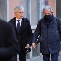 Mit Corona-Maske auf dem Weg zum Prozess: Stéphane Barbier-Mueller (rechts) vor dem Zürcher Volkshaus im Januar 2022.