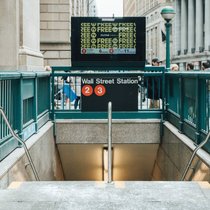Eingang zu einer U-Bahn-Station bei der Wall Street in New York.