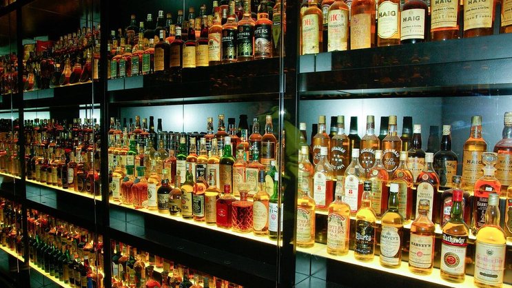 Eine grosse Auswahl an Whiskey in einer Bar.