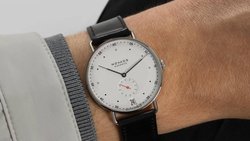 Die äusserlich unveränderte Uhr wurde innerlich mit dem Handaufzugskaliber DUW 4601 aufgewertet, das eine Gangreserve von 52 Stunden bietet.