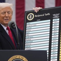 Im April 2025 schockte US-Präsident Donald Trump die Welt mit seiner Zoll-Tafel.