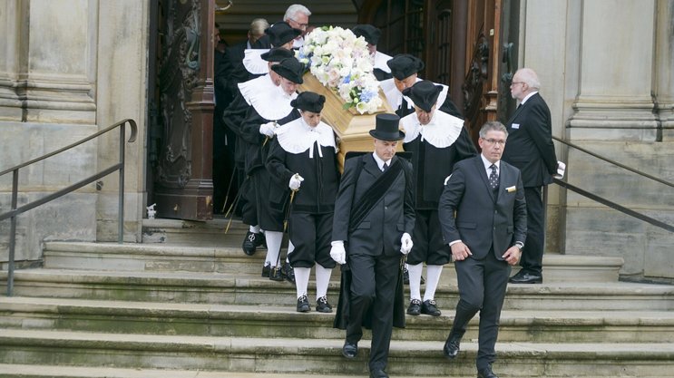 140 Gäste kamen in die Hamburger Michaelis-Kirche: Abdankungsfeier für Klaus-Michael Kühne.