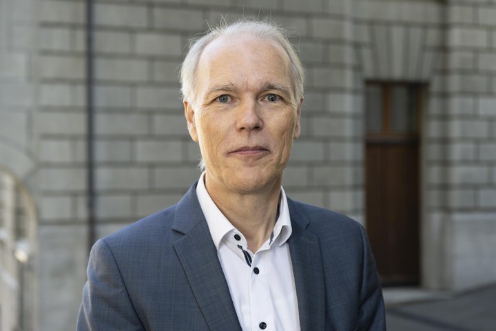 Prof. Dr. Jan-Egbert Sturm, Direktor des KOF posiert fuer ein Portrait anlaesslich einer Medienkonferenz zur Praesentation der Resultate der KOF-Prognose der Wirtschaft der kommenden Jahre, am Mittwoch, 30. September 2026 in Zuerich. (KEYSTONE/Michael Schmid)