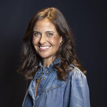 Sandra Studer (56) ist (TV-)Moderatorin, Sängerin und Musical-Darstellerin. 1991 vertrat sie die Schweiz am Eurovision Song Contest (ESC) und moderierte diesen 2025 in Basel.