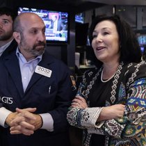 Safra Catz (rechts) unterhält sich an der New York Stock Exchange in New York mit einem Börsenhändler: Die Oracle-CEO und Milliardärin macht erneut Kasse mit ihren Oracle-Anteilen.