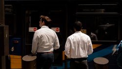 Die Wall-Street-Kultur hält sich an eine strenge unausgesprochene Kleiderordnung. 
