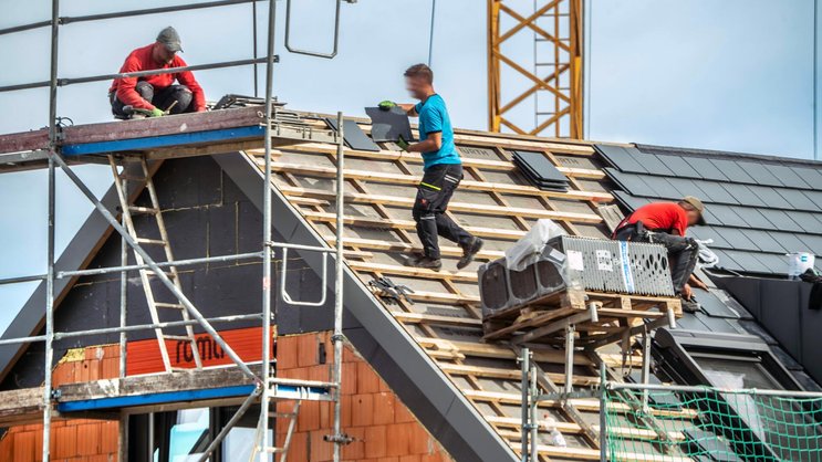 Dachdecker bei der Arbeit.