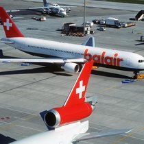 Aufnahme kurz vor dem Ende unter dem Dach der SAirGroup: Eine Balair-Maschine im Jahr 2001 auf dem Rollfeld des Zürcher Flughafens.