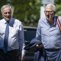 Der ehemalige Raiffeisen Chef Pierin Vincenz (r.) und Anwalt Lorenz Erni auf dem Weg zum Berufungsprozess vor dem Zürcher Obergericht Mitte August.