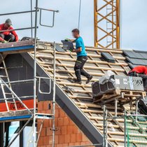 Dachdecker bei der Arbeit.