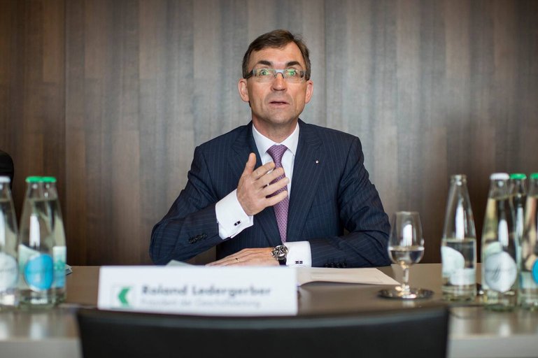 CEO Roland Ledergerber spricht anlaesslich der Medienkonferenz zur Praesentation der Jahreszahlen 2014 der St. Galler Kantonalbank am Mittwoch, 11. Februar 2015 in Zuerich. Bei der St. Galler Kantonalbank (SGKB) haben 2014 das Tiefzinsumfeld und der Verkauf von Unternehmensteilen den Ertrag gedrueckt. So fiel der Erfolg aus dem Zinsengeschaeft um 3,7 Prozent auf 294,5 Mio. Fr. und jener aus dem Kommissionsgeschaeft um 14,2 Prozent auf 118,5 Mio. Franken. (KEYSTONE/Ennio Leanza).