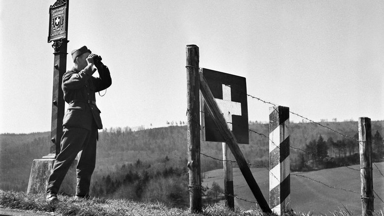 Ein Soldat der Schweizer Armee bewacht während des Zweiten Weltkriegs bei Schaffhausen die Landesgrenze.