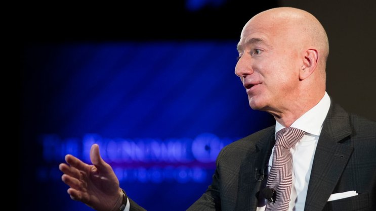 Amazon-Chef Jeff Bezos: Amazon reiht sich in eine lange Liste von Tech-Firmen ein, die selbst spezialisierte Mikrochips für Anwendungen der Künstlichen Intelligenz bauen.