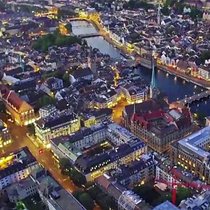 Blick auf das abendliche Stadt- und Finanzzentrum von Zürich.