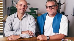 Stefan Kudoke und Manuel Emch von Louis Erard (rechts) machen mit einer Uhr gemeinsame Sache.