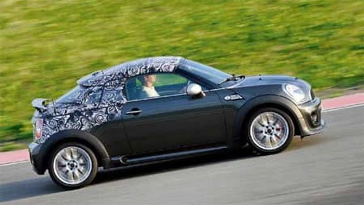 Trotz Tarnung in der Heckpartie: Gross anders wird das Mini Coupé im Herbst nicht aussehen.