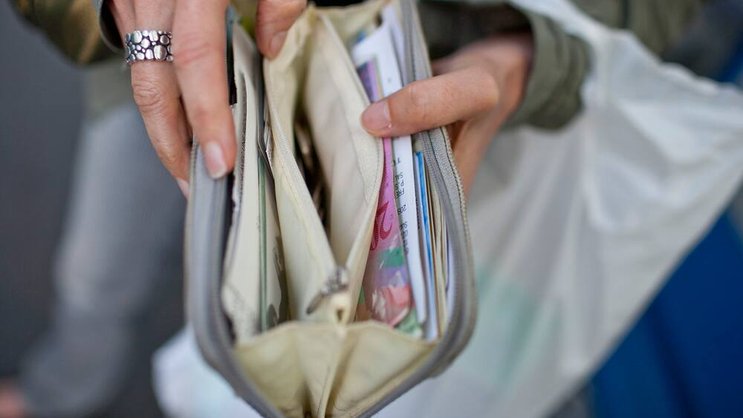 Portemonnaie: 40 Prozent leben in einem Haushalt mit Schulden. Keystone