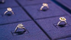 Diamanten der südafrikanischen Firma De Beers, in Hongkong zum Verkauf angeboten.