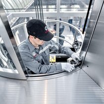 Die Aufzugsbranche ist mit einer Marktverschiebung konfrontiert, die sich schon länger abzeichnet. Mit Neuinstallationen lässt sich kaum mehr Geld verdienen. Die margenträchtigsten Bereiche liegen im Service- und Modernisierungsgeschäft.