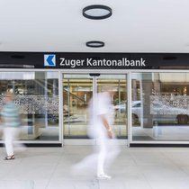 Filiale der Zuger Kantonalbank: Seit dem Corona-Tiefstand im März 2020 hat sich die Aktie des Finanzhauses im Wert fast verdoppelt.