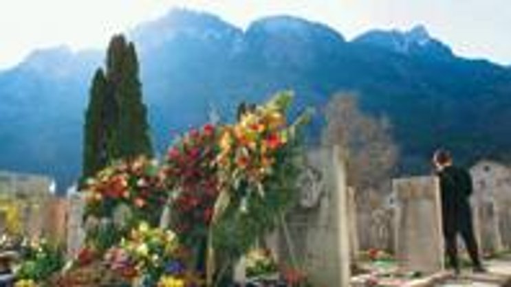 Friedhof in Niederurnen: In der Gemeinde tritt der bösartige Lungenfelltumor weit überdurchschnittlich auf. In neun von zehn Fällen verläuft er tödlich.