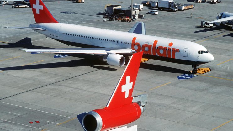 Aufnahme kurz vor dem Ende unter dem Dach der SAirGroup: Eine Balair-Maschine im Jahr 2001 auf dem Rollfeld des Zürcher Flughafens.
