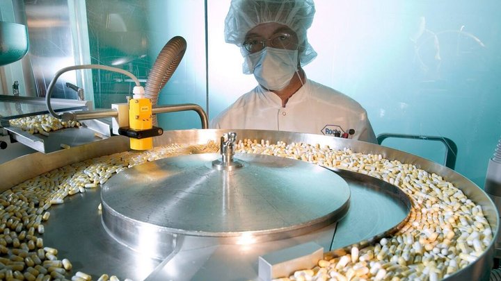 An undated company handout photo from Swiss pharmaceutical concern Roche Products shows a worker supervising the package of the Tamifu, the drug that combats the effects of bird flu in humans. The bird flu virus is spreading westwards across Russia it emerged Wednesday 19 October 2005, as Russian scientists confirmed that tests on poultry from the province of Tula, south of Moscow, had revealed the presence of the deadly H5N1 strain of the virus. (KEYSTONE/EPA/ROCHE/Str) === HANDOUT, ===