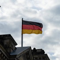 Blick auf eine Deutsche Flagge am Reichstag.