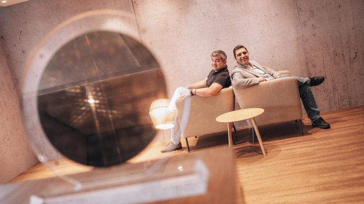 Frédéric Loizeau (l.) und Amir Ghadimi produzieren Chips, die Licht beugen, lenken und manipulieren.