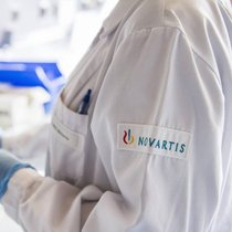 Mitarbeitende im Labor von Novartis: Die Aktie des Basler Pharmariesen steht am Montagmorgen unter Druck – Grund ist eine gescheiterte Medikamentenstudie.