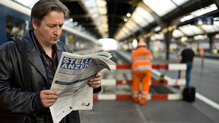 Es muss für alle Seiten passen: Arbeitsloser bei der Lektüre des Stellen-Anzeigers.Keystone