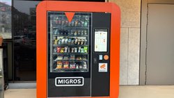Der neue Migros-Verkaufsautomat am Zürcher Kreuzplatz.