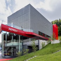 Der siebenstöckige Standort in Baar stellt das persönliche Markenerlebnis ins Zentrum.