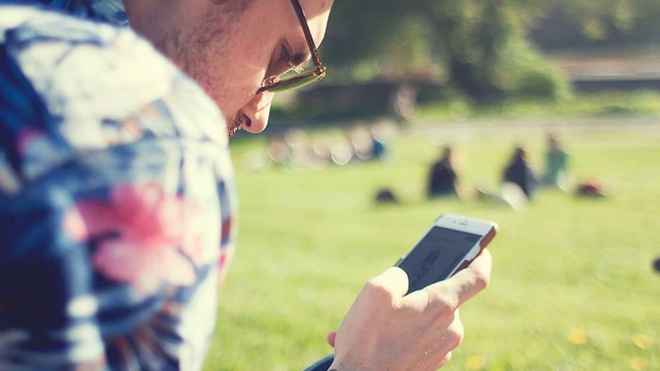 Online: Ohne Smartphone kommt heute kaum jemand durch den Tag.Pixabay
