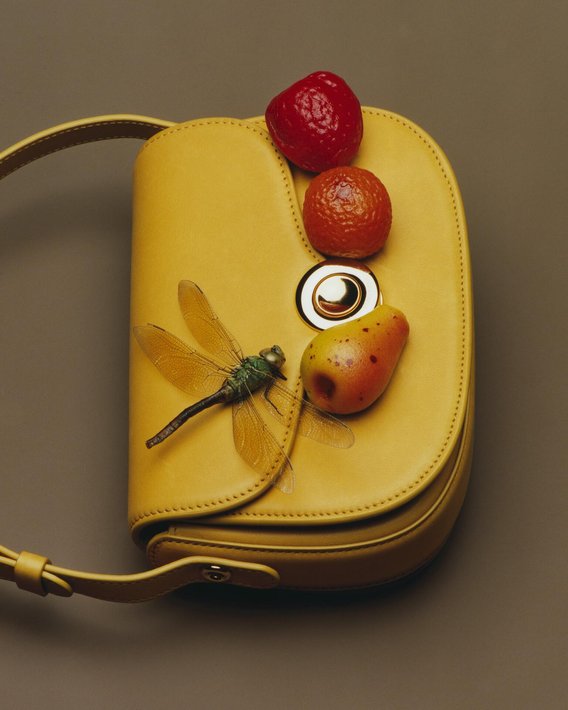 Tasche Ghiera aus Kalbsleder in Weizengelb mit verstellbaren Schulterriemen und Metallringschliesse und -beschlägen, kleines Modell.