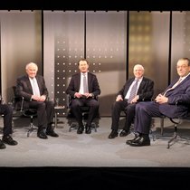 Das wären die Gäste: Rudolf Strahm, Franz Humer, Christoph Blocher, Oswald Grübel (v.l.n.r.). In der Mitte Dirk Schütz.