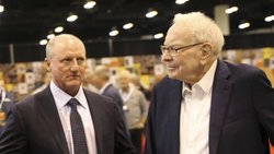 Warren Buffett (r.) wurde an der Aktionärsversammlung im Mai darauf angesprochen, was seinen Nachfolger Greg Abel speziell mache – er wirke «so … normal».