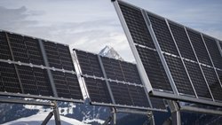 Blick auf die Testanlage «Tschers» des geplanten Grossprojektes Nandro-Solar des Elektrizitaetswerk EWZ der Stadt Zürich.