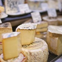 Käse: Für die Kundschaft sucht Richard Kägi weltweit nach Qualitätsprodukten. Keystone