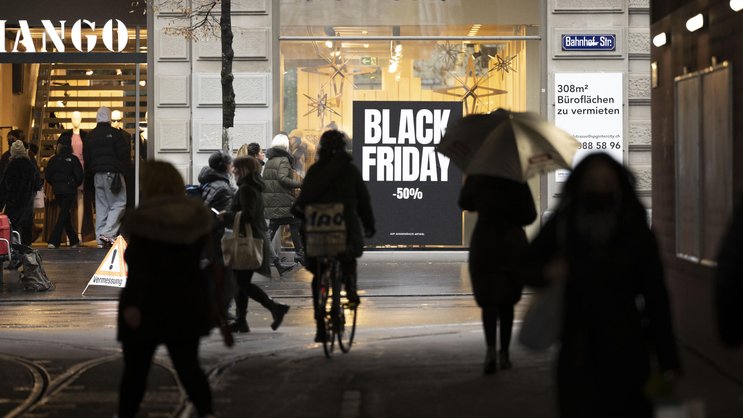 Jährlich lockt der Black Friday: Die Rabattschlacht triggert das Konsumentenhirn in vielfacher Weise – was aber nicht heisst, dass es unmöglich ist, eine Overshopping-Resilienz zu entwickeln.