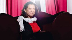 Überquert tanzend den Rideau de Rösti: Cynthia Odier performt neu in Zürich.