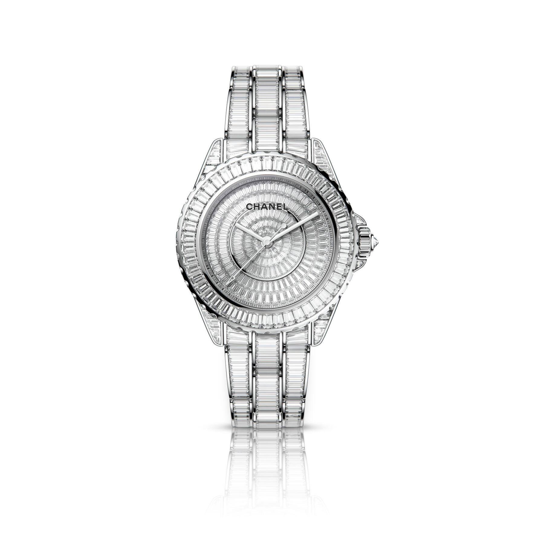 Chanel
Die Weissgolduhr «J12 River 38 mm Baguette-Cut Diamonds» hat ein Automatikwerk und ist vollständig mit Diamanten ausgefasst.