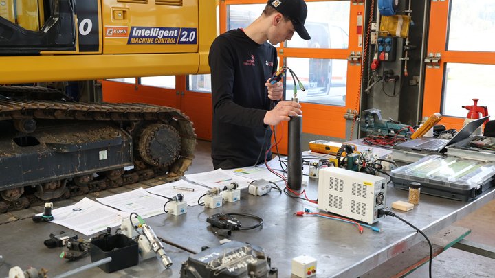 Die Skills erlernte Sandro Amrhein bereits in der Ausbildung: Die Lernenden gehen selbstverantwortlich zu Kunden.